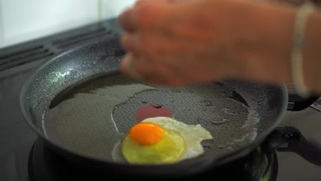 desayuno rompiendo el huevo en una sartén