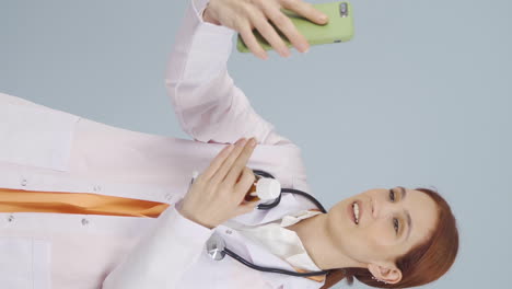 video vertical del médico describiendo la medicina en facetime.