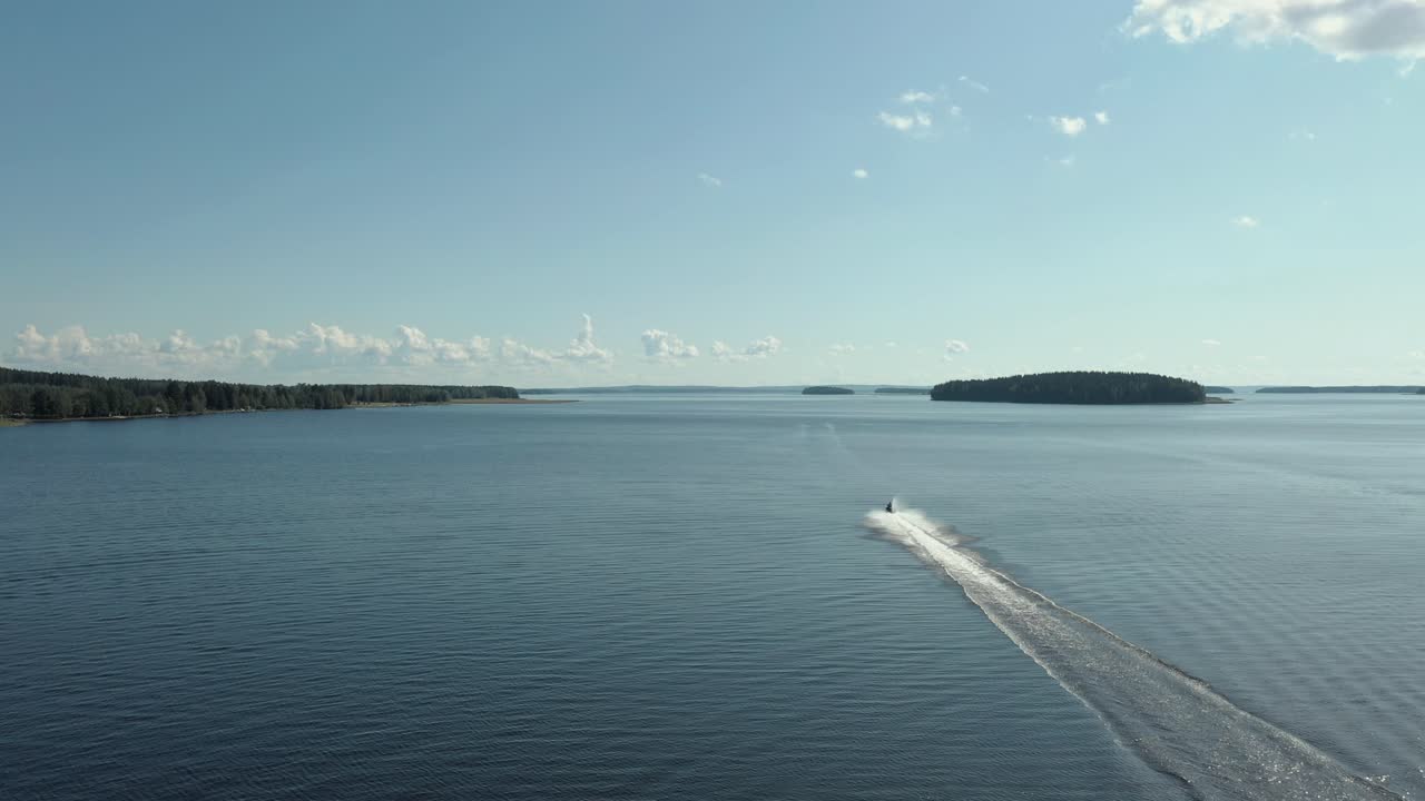 hombre en una moto de agua