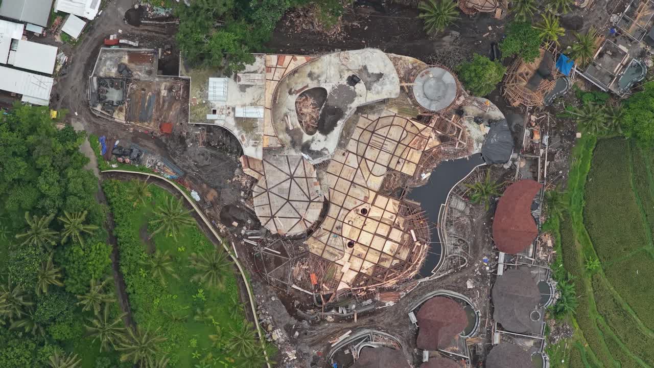 Pemandangan udara dari atas lokasi konstruksi bangunan di Bali
