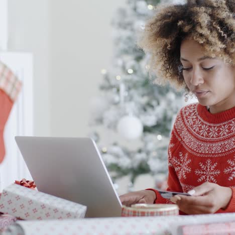 Hübsche-Junge-Frau,-Die-Online-Geschenke-Kauft