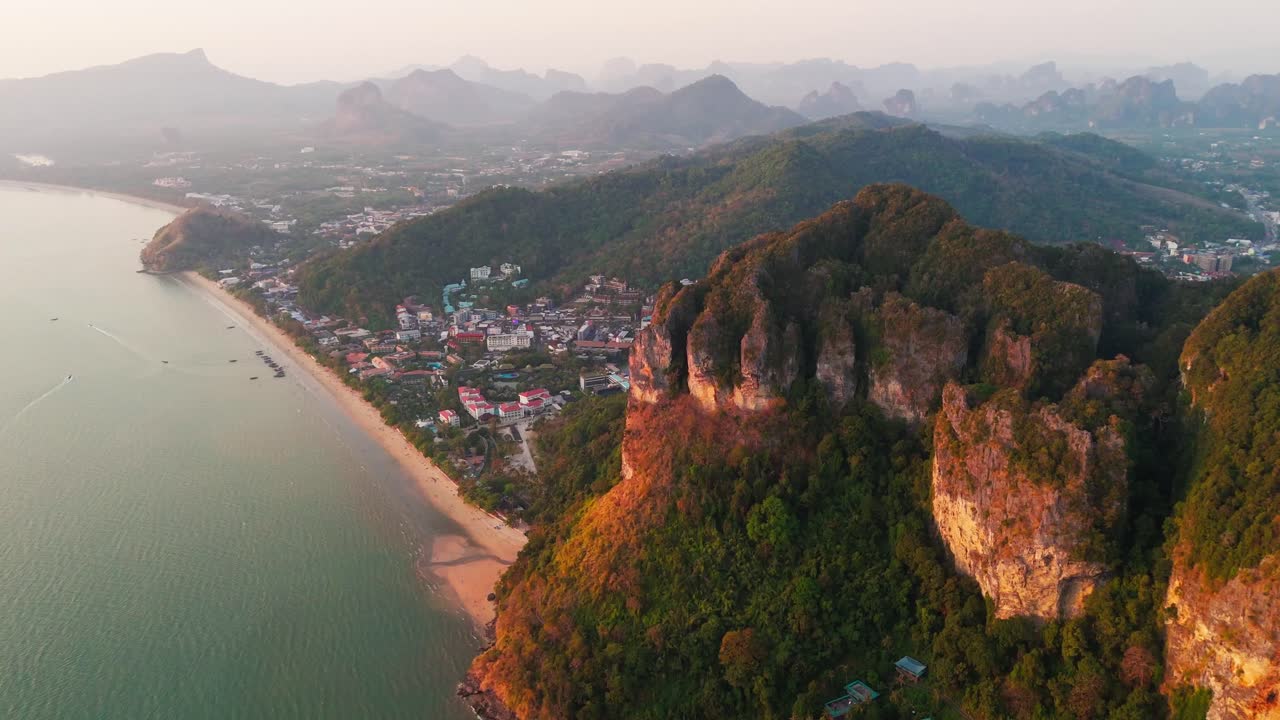 Cảnh hoàng hôn nhìn từ trên cao của vách đá vôi bãi biển thị trấn nghỉ dưỡng Ao Nang, Krabi, miền nam Thái Lan