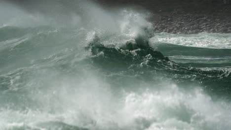 toma en cámara lenta de una enorme ola de tormenta en un mar agitado en sudáfrica