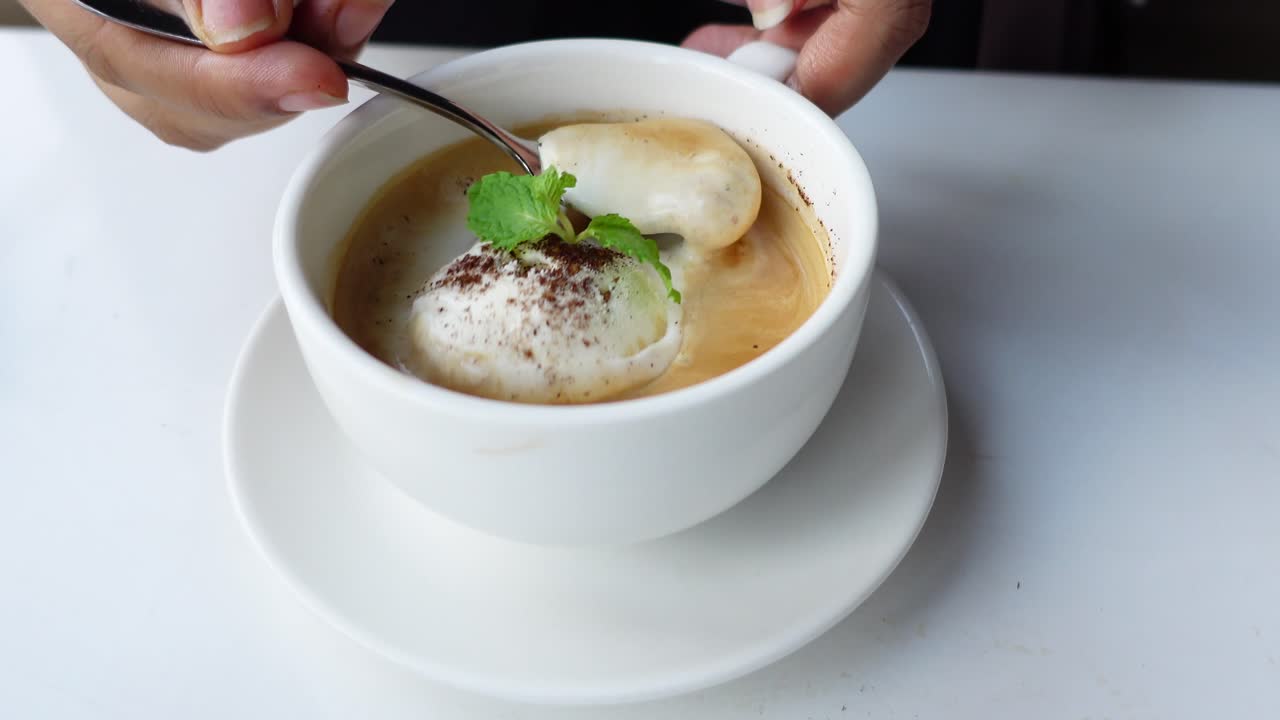 아이스크림 과 민트 와 함께 커피 음료 를 마시는 사람