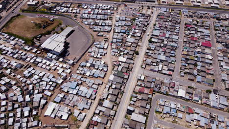 aérea sobre el municipio con muchas casas improvisadas - expansión urbana en hermanus