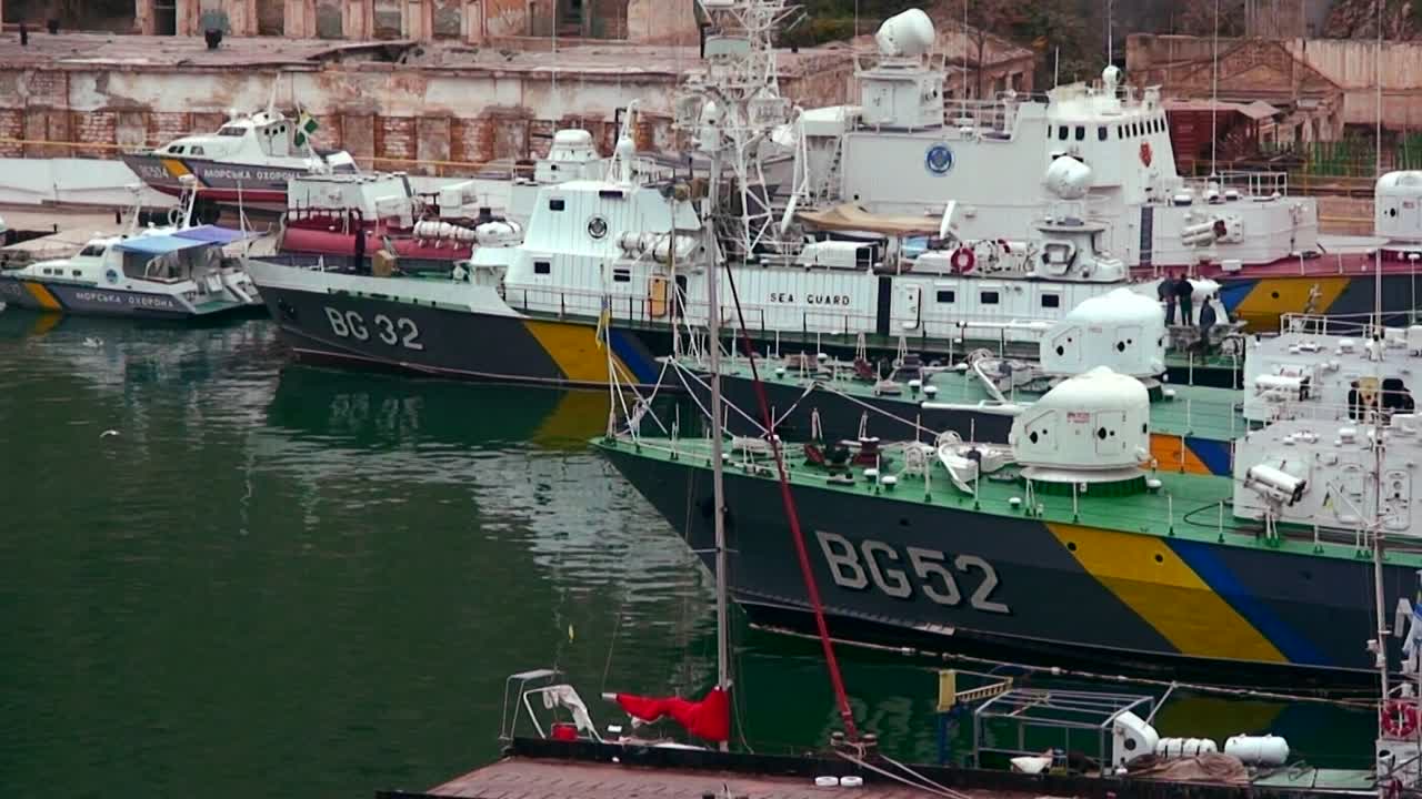 la armada rusa y los buques de guerra en el muelle