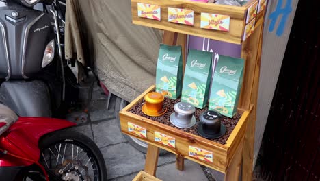 granos de café y motocicletas en la calle de hanoi