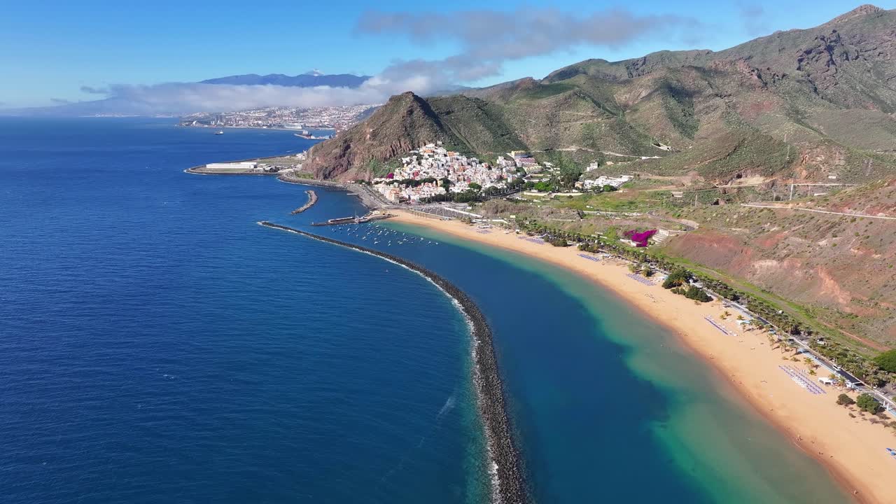 Vista della meravigliosa spiaggia di Las Teresitas e del villaggio di San Andrés. Tenerife. Isole Canarie. Video aereo.