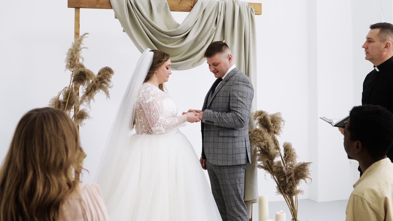 pareja mostrando los anillos en el altar
