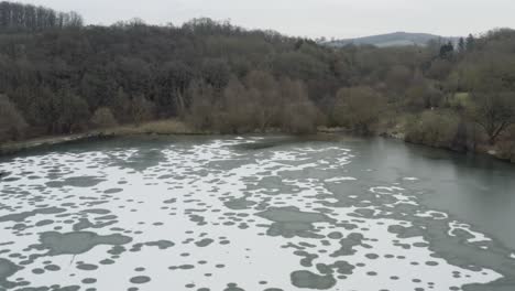 Imágenes-Aéreas-De-Drones-De-Un-Dron-De-4k-Volando-Muy-Cerca-De-Un-Lago-Congelado-En-Alemania