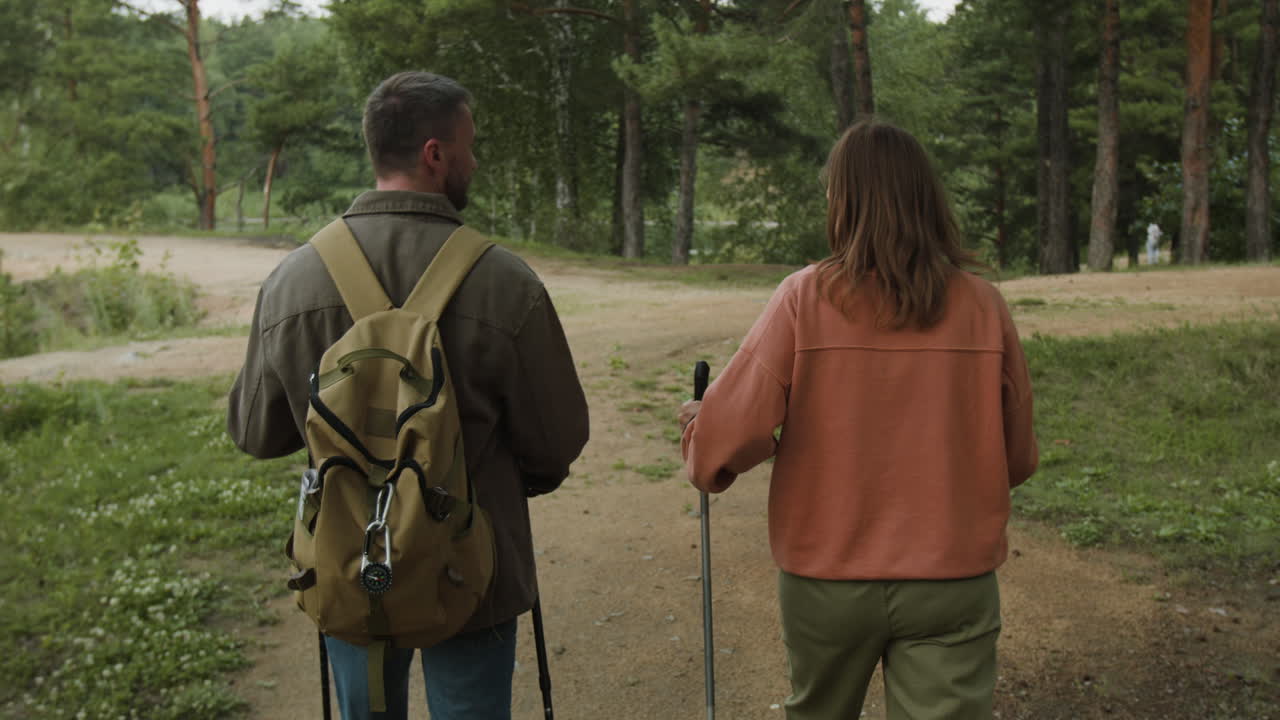 숲 에서 산책 하는 사람 들