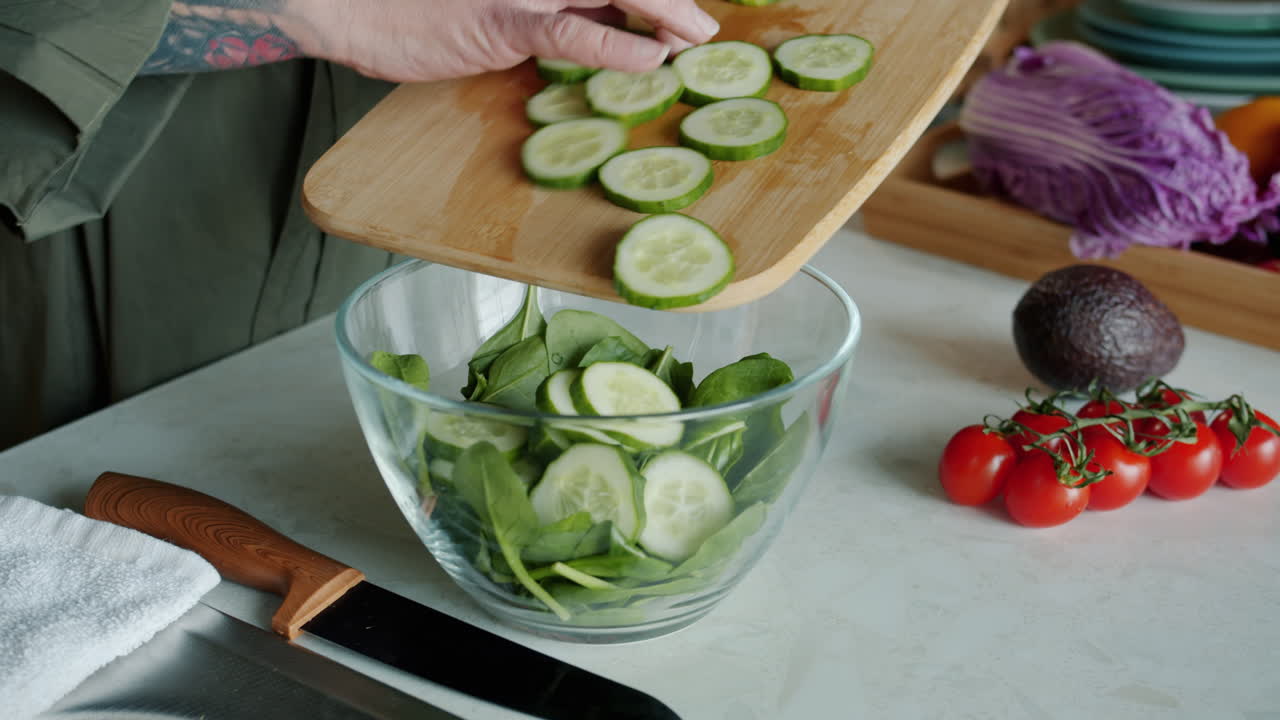 신선한 채소 러드를 준비하고 있습니다.