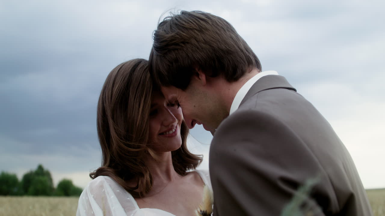 가을 에서 사랑에 빠진 젊은 커플