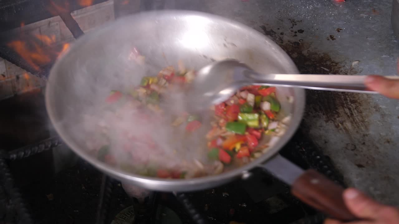 el día en el restaurante comienza con un buen plato de verduras.