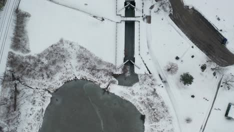 Top-down-Luftaufnahme-Der-Gefrorenen-Schleuse-Während-Der-Wintersaison