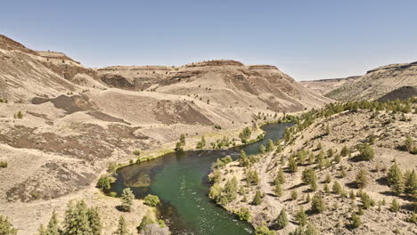 deschutes river oregon aerial v66 drone flyover deschutes river recreational area capturing beautiful nature landscape of frog springs canyon during summer - shot with mavic 3 cine - august 2022