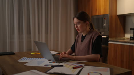 mujer de negocios que trabaja desde casa mujeres caucásicas que trabajan desde casa durante la crisis del coronavirus. distanciamiento social y distanciamiento físico. trabajando en la computadora en la oficina desde casa comunicándose