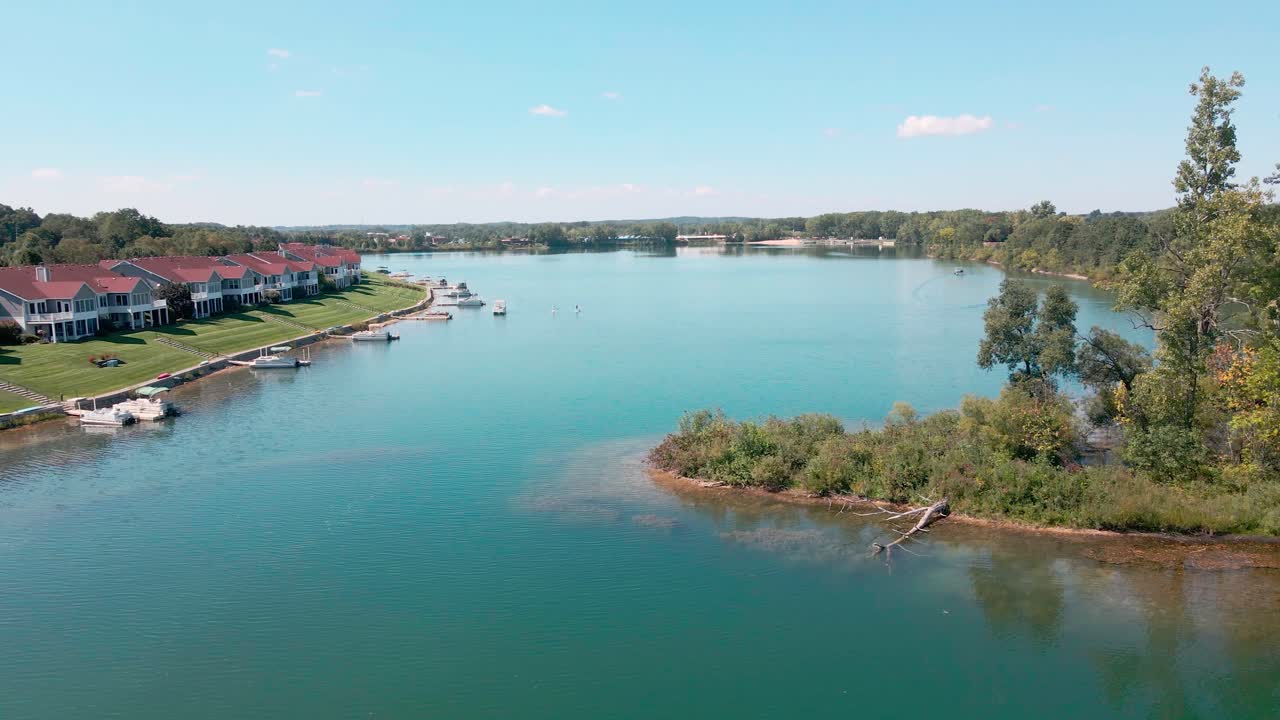 inclinándose hacia abajo y rodando hacia adelante sobre condominios en gr, mi