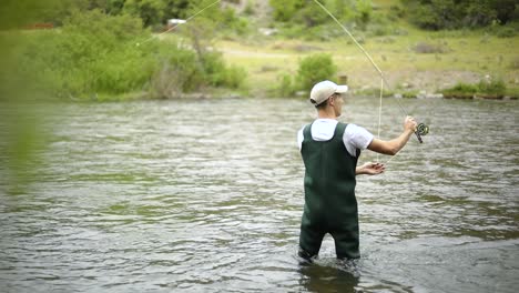 Zeitlupenaufnahme-Eines-Kaukasischen-Männlichen-Fischers,-Der-Seinen-Haken-Beim-Fliegenfischen-Wirft-7