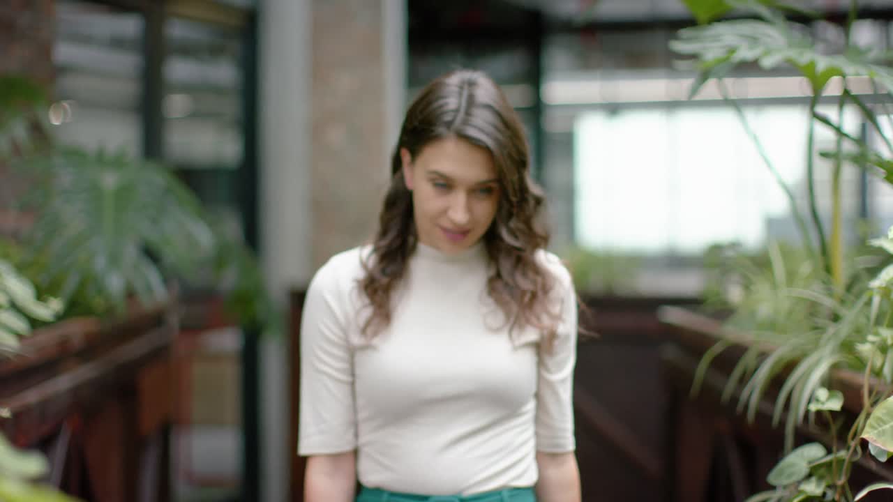 사무실의 발코니에서 고 미소 짓는 백인 여성의 초상화