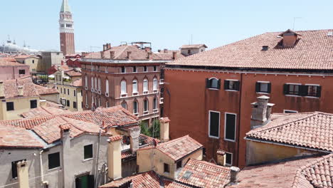 Venice_pan_up_to_san_marco_tower_viewed_from_-Palazzo_contarini_del_bovolo,-4-K,-59,94-Bilder-Pro-Sekunde,-Tagsüber,-5-Sekunden