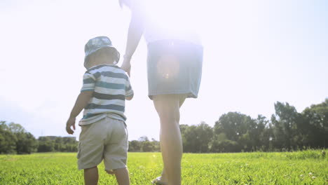 Mutter-Und-Kleiner-Junge-Halten-Händchen-Beim-Gehen