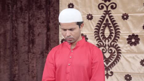 hombre musulmán haciendo rituales de eid y oraciones
