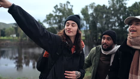 amigos, senderismo y gente en un lago en la naturaleza