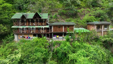 Vista-Aérea-De-Drones-De-Un-Hostal-Lodge