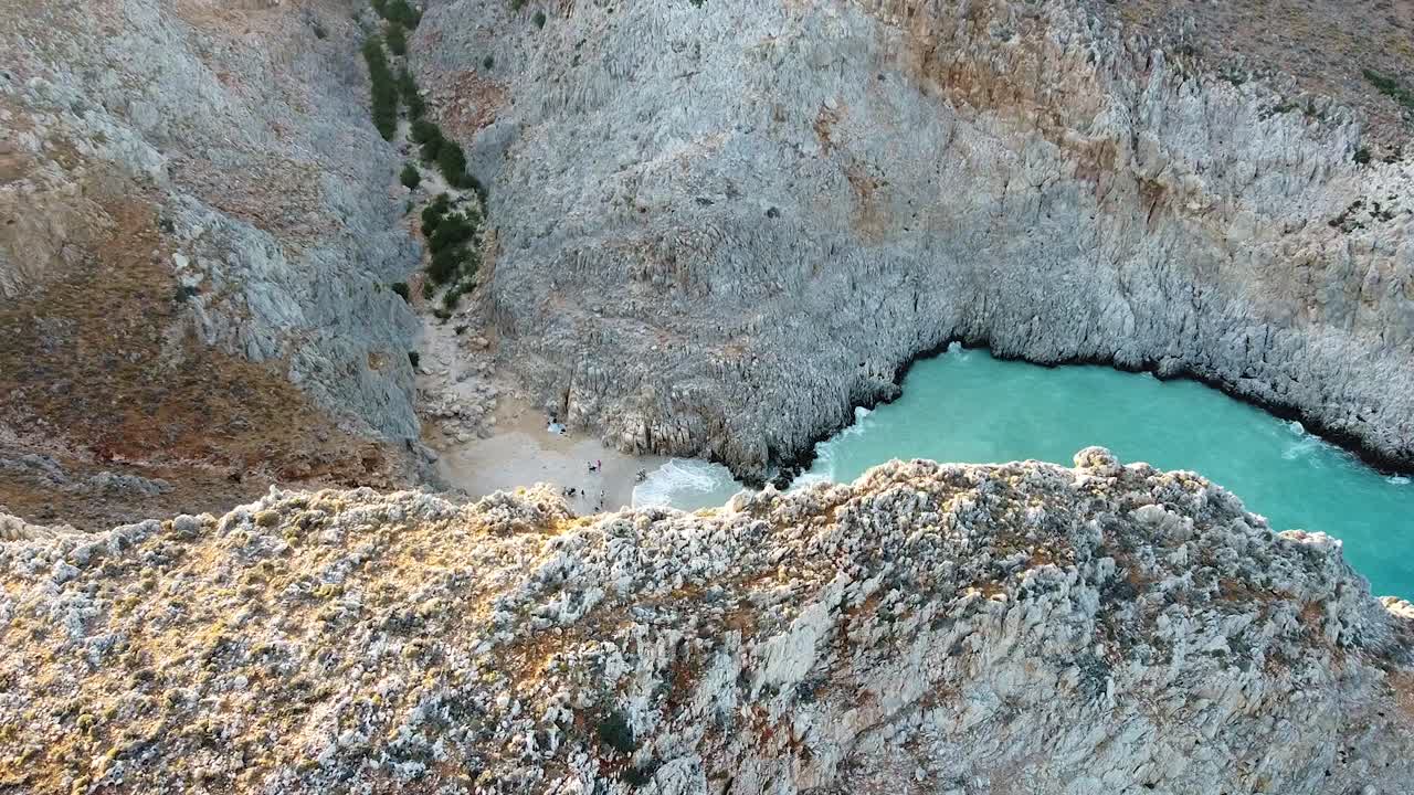 открывающий пляж сейтан лимания на крите, вид с дрона