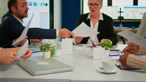 gerente de empresa confiado que da tareas de trabajo a diversos trabajadores en equipo