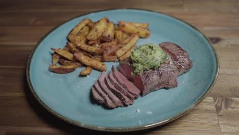 el café de parís es un compuesto salado de mantequilla que a menudo se sirve en un filete de carne a la parrilla con papas fritas
