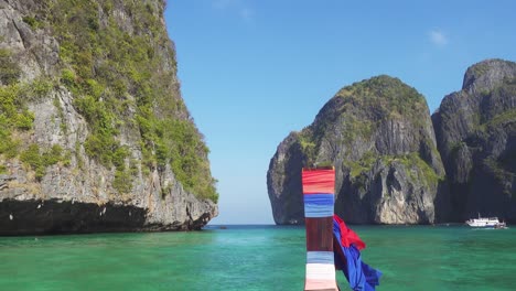 flotando en un barco en la bahía de maya, phi phi leh