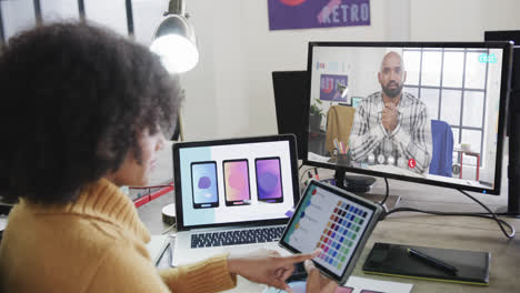 mujer de negocios afroamericana en videollamada con un colega afroamericano en la pantalla