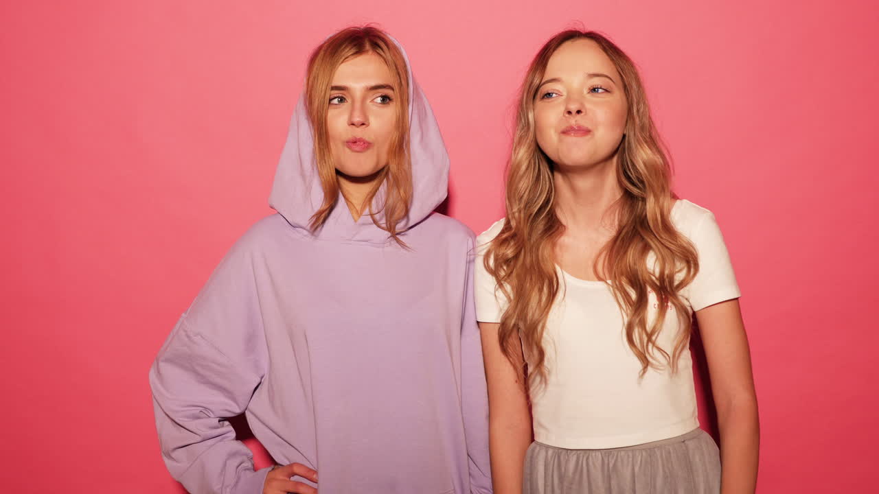 dos amigos posando con trajes de moda