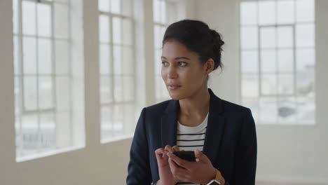 Retrato-De-Una-Joven-Profesional-Que-Usa-Mensajes-De-Texto-En-Un-Teléfono-Inteligente-Navegando-En-Mensajes-De-Teléfonos-Móviles-Haciendo-Contactos-Empresaria-Que-Disfruta-De-Las-Comunicaciones-Digitales