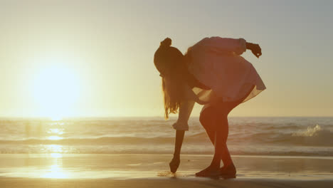 Mujer-Sosteniendo-Planta-Seca-En-La-Playa-4k