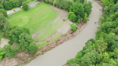 Luftperspektive:-Von-Überschwemmungen-Betroffenes-Ballspielfeld-Und-überschwemmter-Fluss-In-Vermont