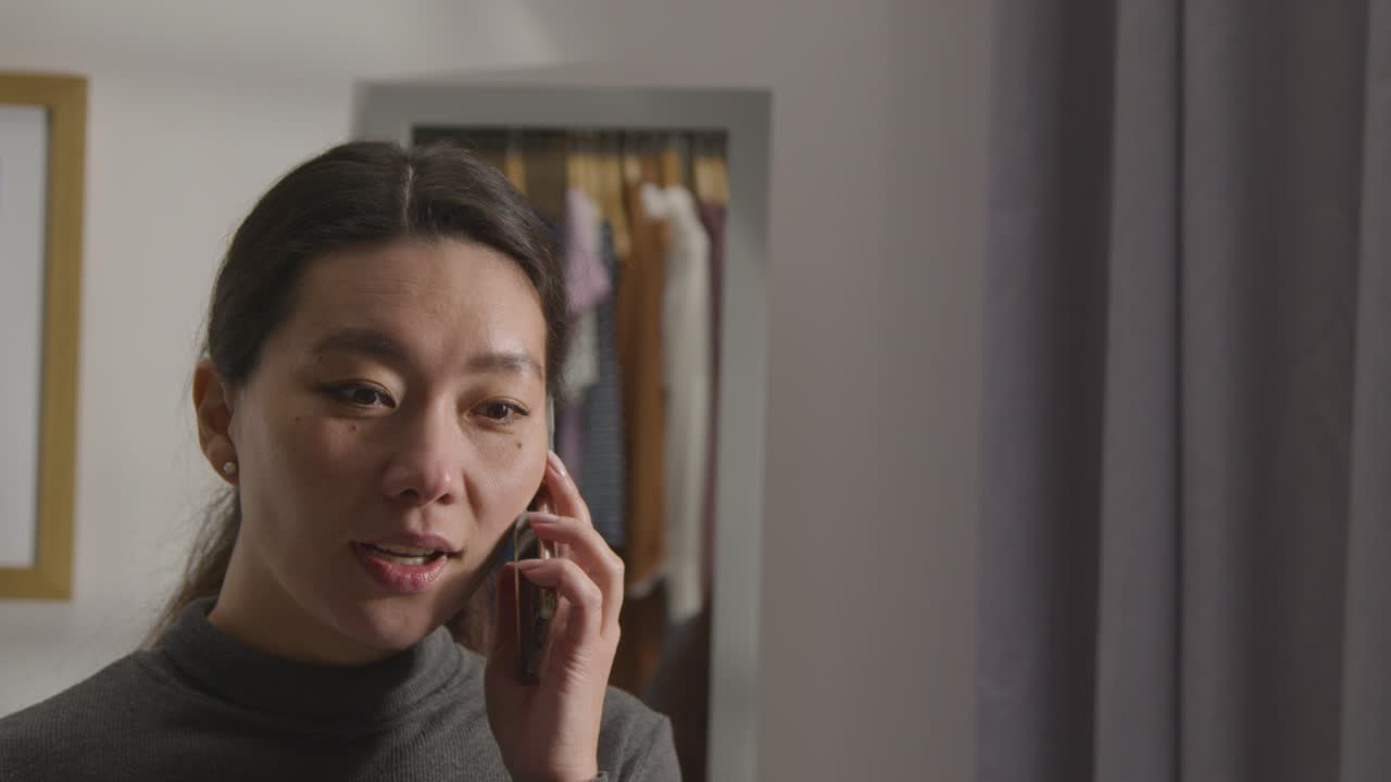 구인을 확인하는 전화를 받는 집에서 기뻐하는 젊은 여성 2