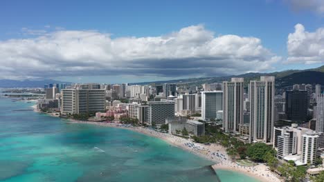 Absteigende-Und-Schwenkende-Luftaufnahme-Des-Malerischen-Strandes-Von-Waikiki-In-Hawaii