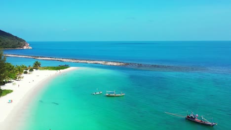 playa de arena tropical con el mar turquesa en calma en tailandia