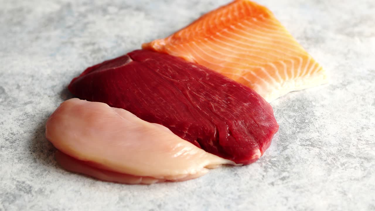 bistec de ternera cruda fresca pechuga de pollo y filete de salmón