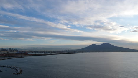 Paisaje-Urbano-De-Nápoles-Y-Monte-Vesubio-Durante-La-Puesta-De-Sol