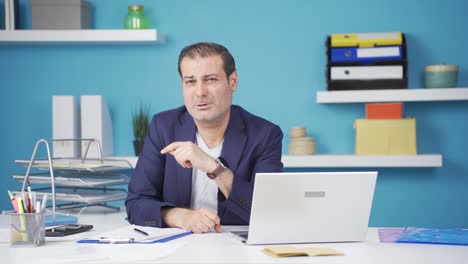 un hombre de negocios aburrido mirando a la cámara y suspirando.