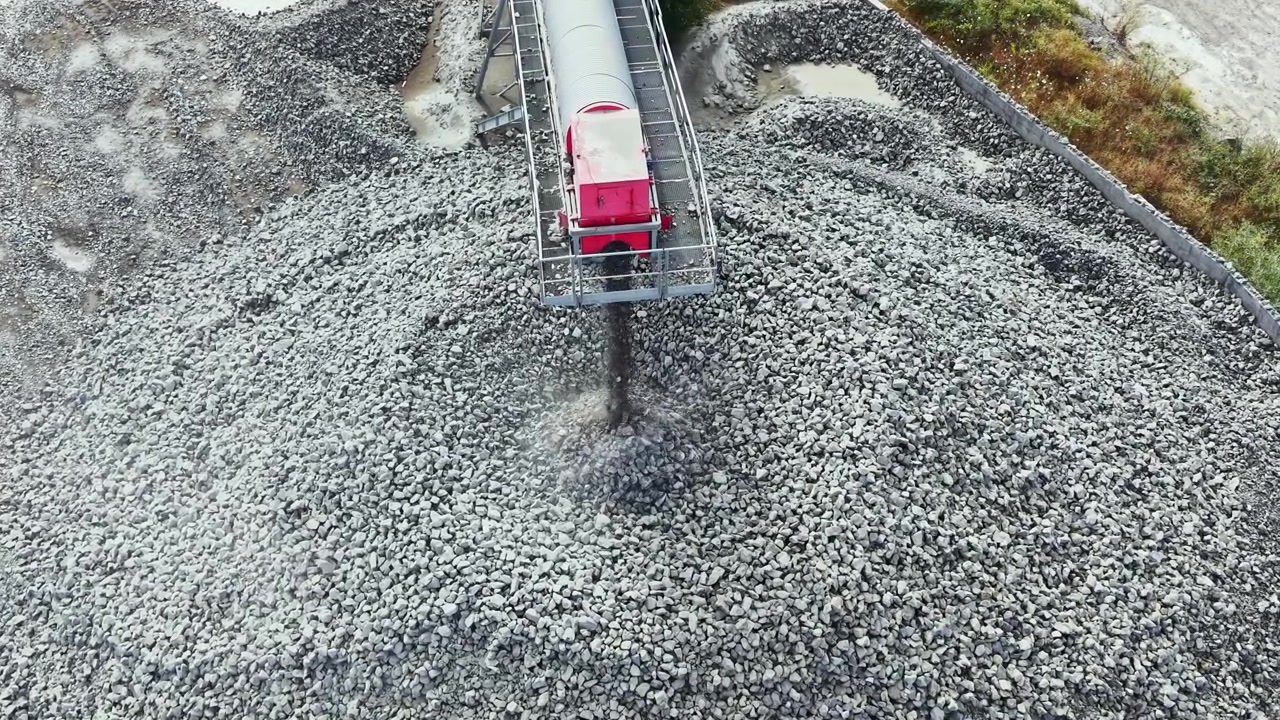 Graniittilouhoksen toimintaa, jossa graniittikiviä murskataan ja käsitellään kaivosalueella.