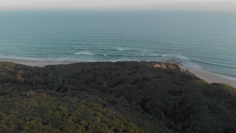 Toma-Aérea-Avanzando-Hacia-El-Promontorio-En-La-Playa-De-Surf-De-Red-Bluff-En-El-Lago-Tyers