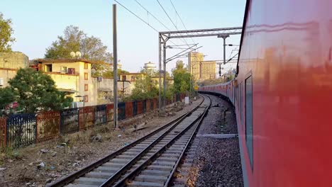el tren de pasajeros se mueve lentamente por las vías por la mañana. se toma un video en la estación de tren de nueva delhi el 04 de agosto de 2022.