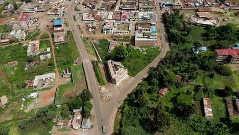 Stadtbild-Drohnenansicht---Straßenkreuzung-Des-Dorfes-Loitokitok-In-Kenia,-Afrika,-Vorstadt