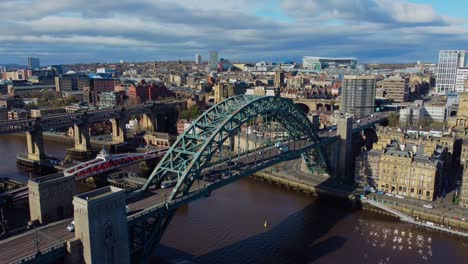 Vídeo-Aéreo-De-Drones-Del-Puente-Tyne-Y-Del-Puente-Giratorio-En-El-Muelle-De-Newcastle-Y-La-Ciudad-Al-Fondo---Newcastle-Upon-Tyne,-Inglaterra