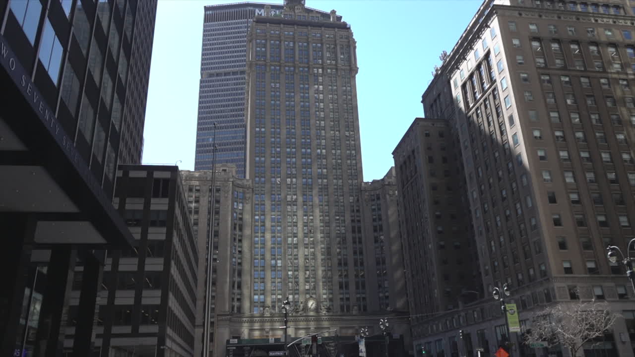 큰 도시의 날 외관에 고층 비즈니스 빌딩